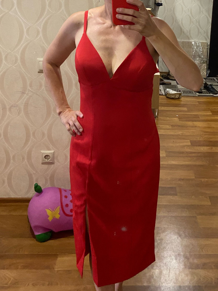 Доброго времени суток. Изумительной красоты платье. Прямое, лаконичное, цвет сочно красный. Очень повышает самооценку🤩🤩🤩 Невероятной сексуальности наряд. На этом все прелести, к сожалению закончились. У меня оказалась такая же проблема как и у многих. По краям чашечки топорщились. Пробовала приподнять бретельки, стало только хуже. Край выреза также некрасиво отворачивается. Но не думаю, что это из-за кроя. Видимо, когда пытаешься подправить «ушки» по бокам, съезжает линия декольте. Все таки платье оказалось не для моих грудей, которые с чистой совестью выкормили двоих детишек😁. Но если вы являетесь обладателями крепких и круглых грудей 3го размера и рост ваш от 160 сантиметров, то это платье именно для вас.🔥🔥🔥 Платье не маломерит, село на 44 размер. Платье пришла в фирменном пакете и с вешалкой. 