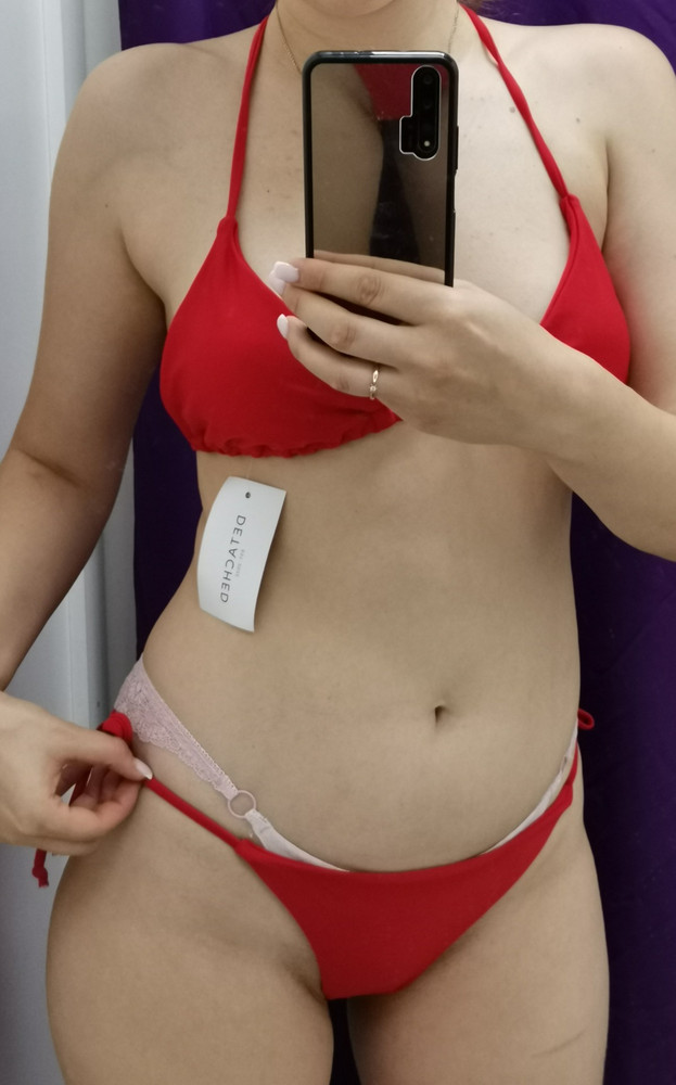 На фотке купальник огонь. И сидит хорошо, и ткань кажется хорошей. А по факту - ткань ужасная, скрипучая, тонкая, подложка в лифчике маленькая, верх вообще странно сидит, гуляют чашки. Жижность ткани и к телу неприятна, и глазу. По размеру подходит. Но никак не стоит своих денег. Понятно, что закупка идёт через АлиЭкспресс. Там он стоит 270-300 р. Но накручивать цену до 1200 - это вообще..