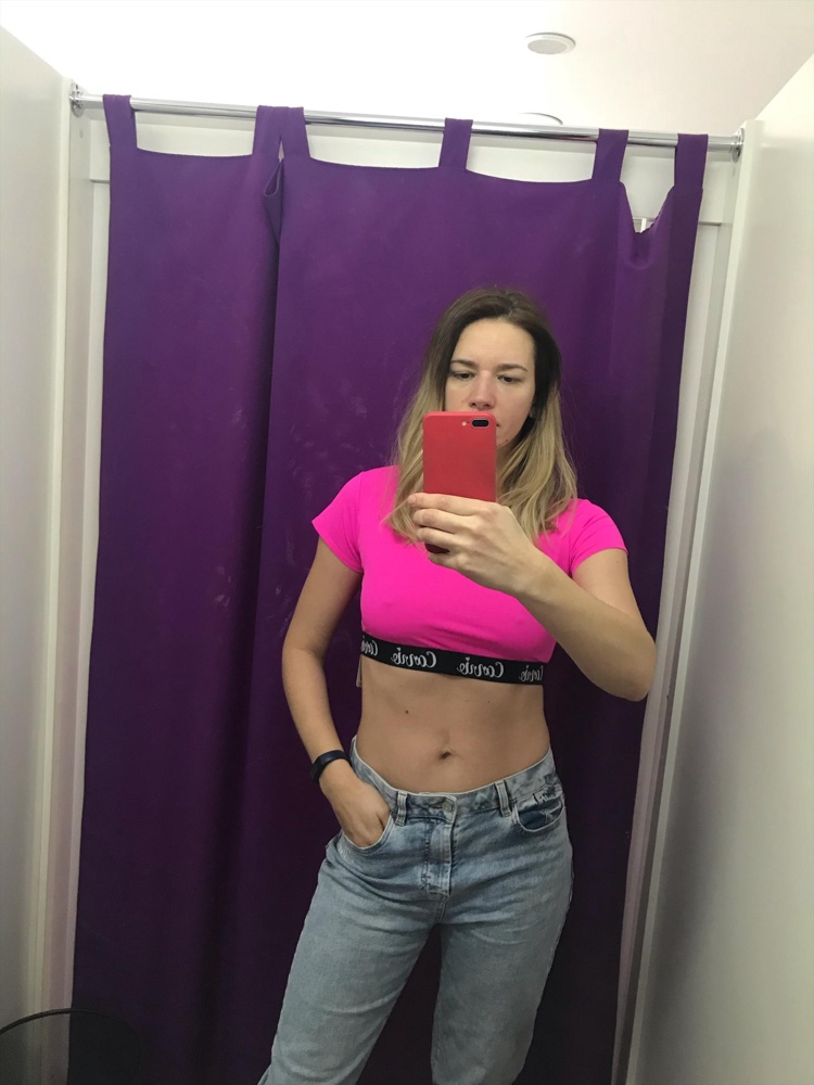 Шикарно смотрится, удобный, цвет просто супер, качество отличное. Единственное - рукава чуть свободны, ожидала, что будут обтягивать, но меньше размер боюсь, что не влезу в плечах и под грудью. Брала на пробу, теперь хочу взять ещё одежду этой марки, приятно впечатлена. 