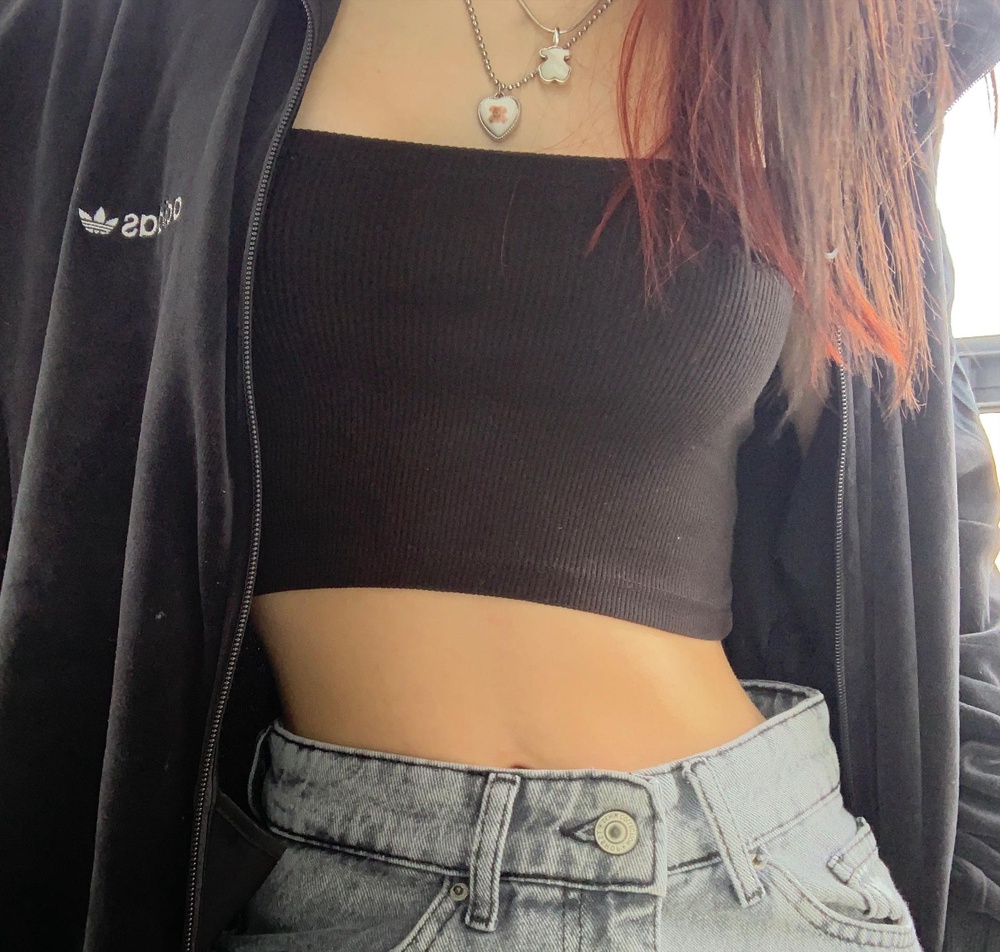 Очень крутые джинсы, джинса качественная, плотная, взяла xs, боялась что будут короткие но на рост 170 суперские, с обувью на платформе классно смотрится, идеально сели в талии, можно носить без ремня! Выглядят очень стильно 🥰