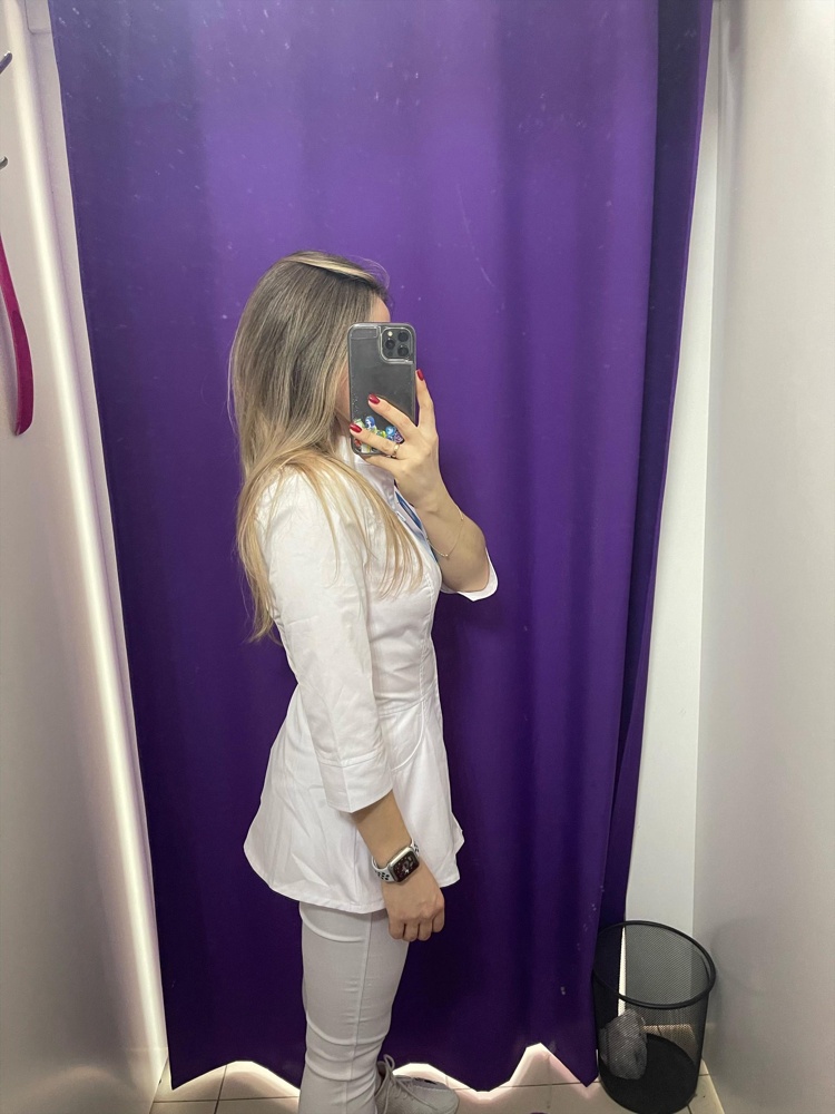 Очень красивая форма,сидит отлично,не просвечивает,конечно плотная,не тянется,но я такую и искала.На работе все оценили👍