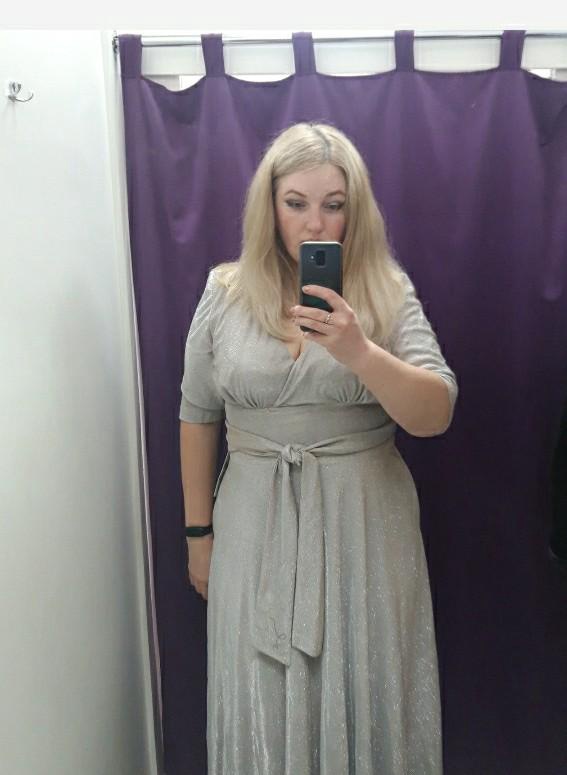 Красивое вечернее платье. Тяжеловатое. Блестит красиво. Длинновато чуть-чуть. Но выбрала другое платье для регистрации.