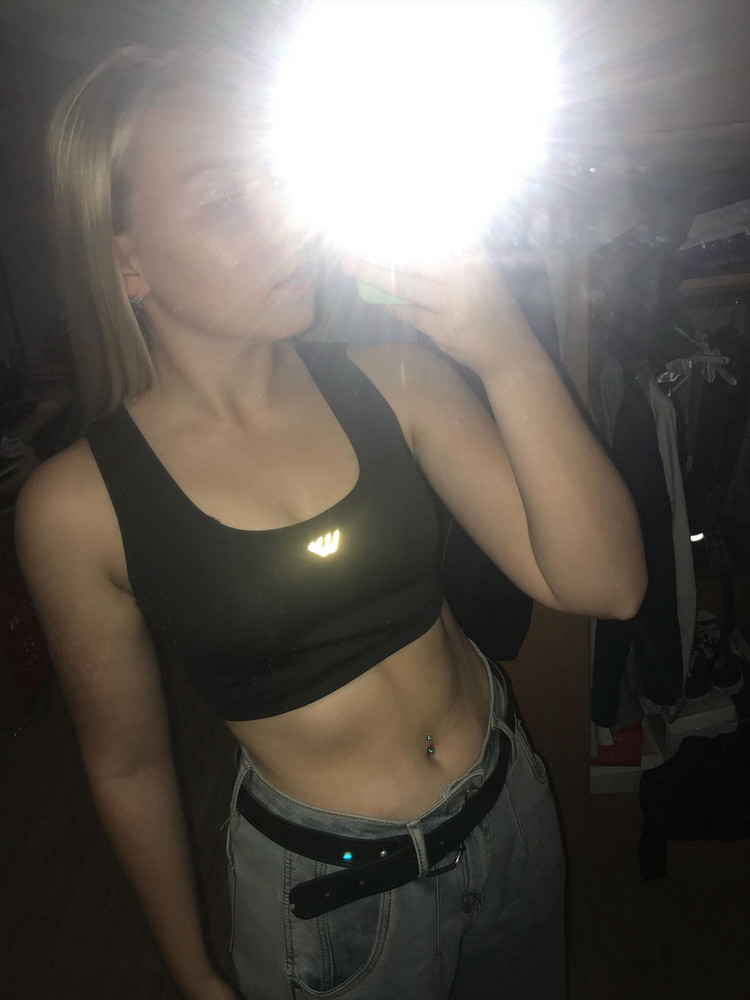 Топ соответствует описанию.Двойной плотный эластан,без чашек,спина сделана борцовкой,,обработка швов качественная,удобный в носке.К покупке рекомендую!