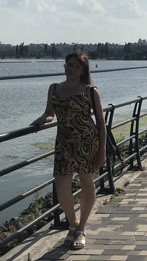 Есть отзывы , что на лифе много лишней ткани и на попе широченные «уши». В общем худышкам- стройняшкам лучше не брать, лишняя ткань будет висеть. А вот для дам с габаритами - вполне норм- есть куда габариты эти поместить и сидит оно при этом свободно, колышется. Прилагаемой  размерной сетке соответствует. Мой рост 164 .В магазине мерила такое за 1400 р. здесь взяла за 810р. Сейчас оно ещё меньше стоит - однозначно рекомендую. Конкретный минус- это ткань- при первой же носке со стороны сумки образовалась куча затяжек. Из- за затяжек -минус звезда.