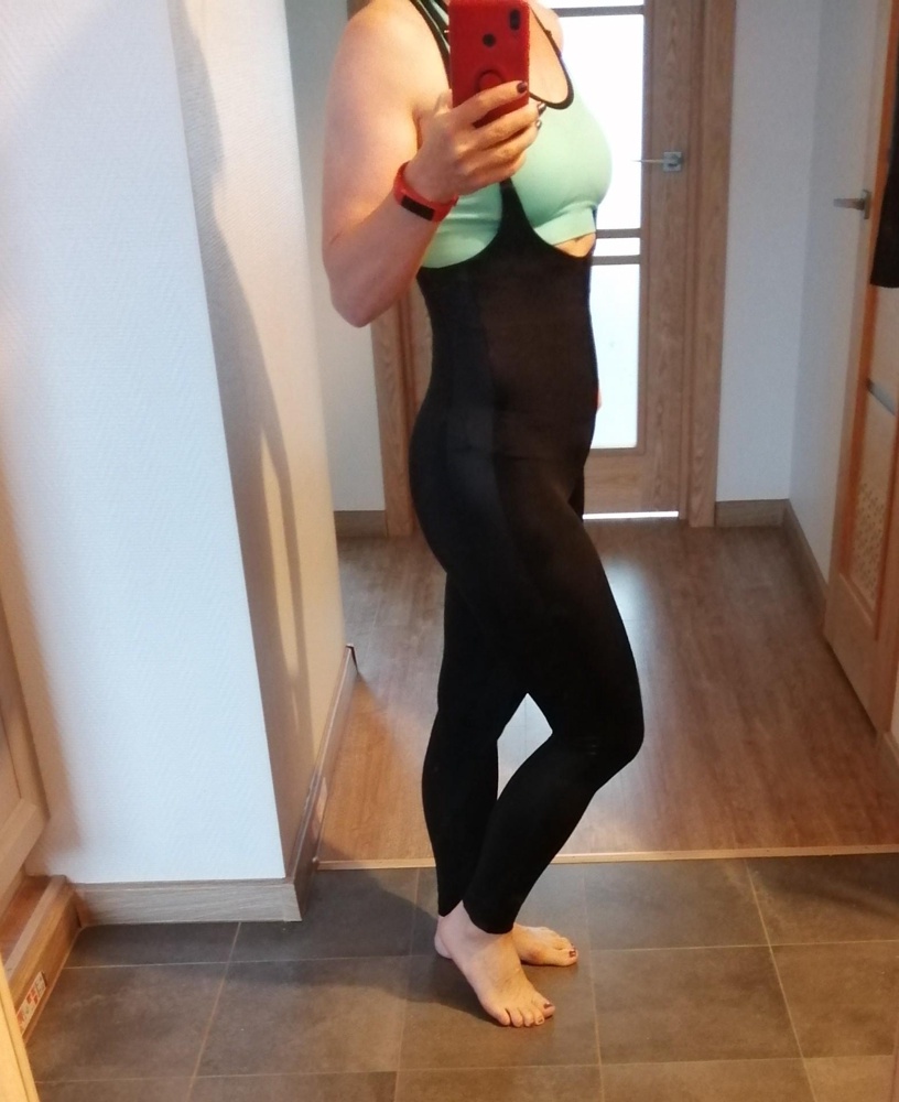 Радуюсь, наконец-то дождалась появления комбеза. Пошив отличный, ткань приятна, не просвечивает, тянется, прилегает хорошо к телу, не собирается, на рост 162 см см 7-8 лишние, но при подгибе   не заметно из-за плотного прилегания и качества ткани, удобный, требует бесшовного белья. На 90х73х95 подошёл размер S. Спасибо WB за товар.