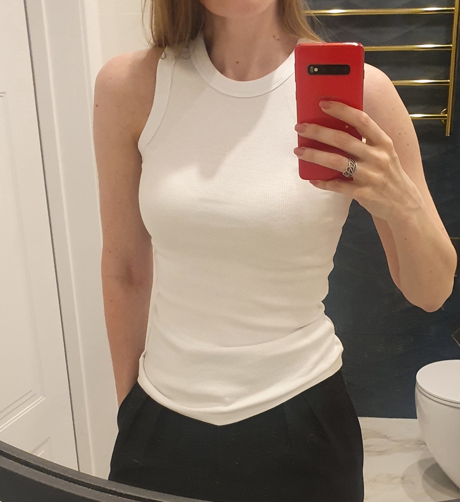 Отличная! Плотный материал, хороший крой, достойный внешний вид. Жду появление других цветов в нужном размере.