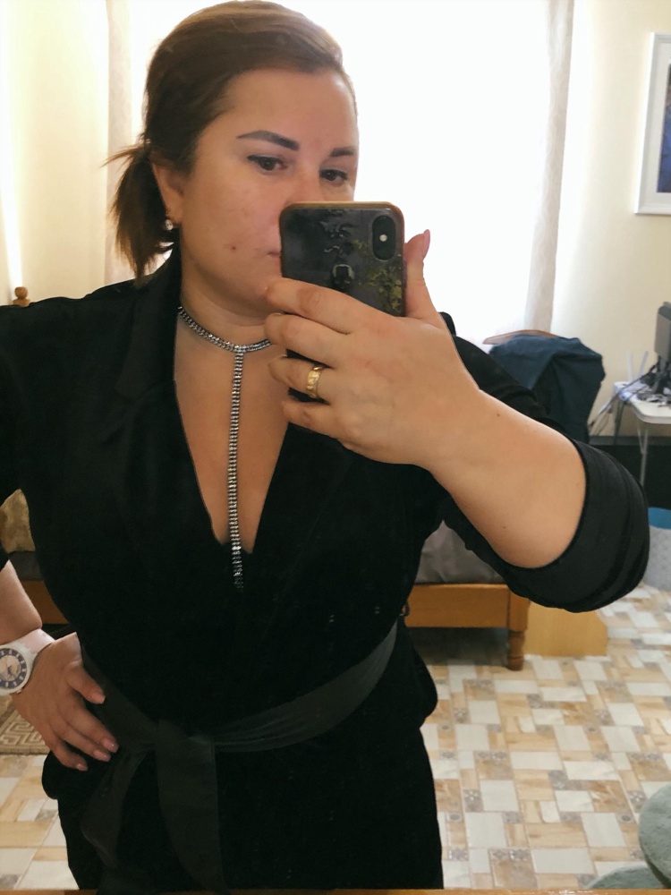 Очень изящный аксессуар, красиво блестит, все камушки на месте, подошел для пухлой девушки с талией 85см. Пришел в обычном прозрачном пакете.