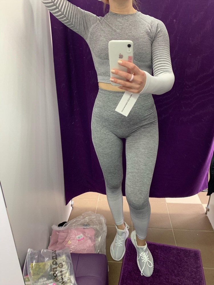 Я довольна , все устраивает ! Отдельно купила топ темно серый ! 