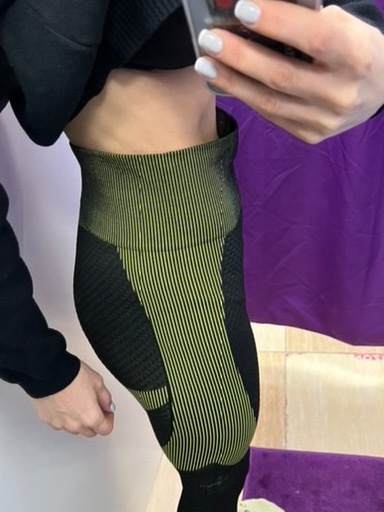 Упаковка пришла открытой, пояс широкий(квадратные штаны😅), поэтому пояс не прилегает к телу.
Комплект, интересный, но тайтцы как будто для беременного живота. Возврат.