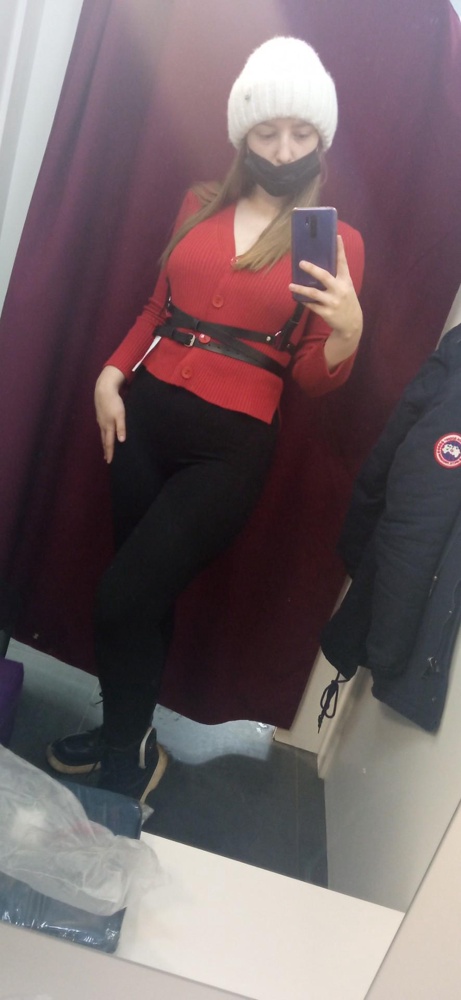 Всегда хотела такую штучку😍. Доставка немного задержалась, уже боялась, что что-то не так будет. Оказалось всё классно. Можно носить абсолютно по-разному. Размер соответствует, так ещё и регулируется. Качество неплохое. Будем носить, проверять. Запаха нет. Упаковка обычный пакет, зато с этикеткой😁. Мне всё понравилось, советую к покупке ❤️🔥