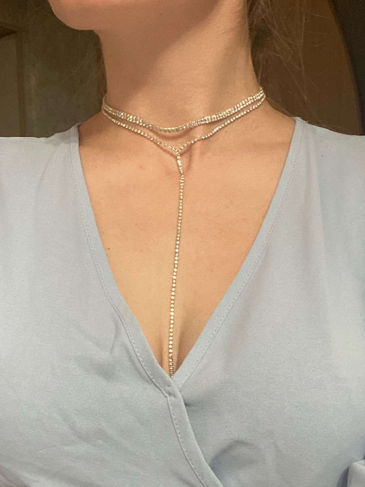 Смотрю другие отзывы и понимаю, что у меня будто сама тоненькая цепочка короче, чем у остальных. Взяла украшение на свадьбу, посмотрим сколько прослужит) жалко чуть поздновато пришло 😔