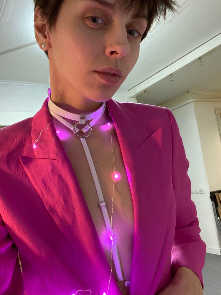 Легко надевать и регулировать. Приятная штучка с одеждой и без ;)