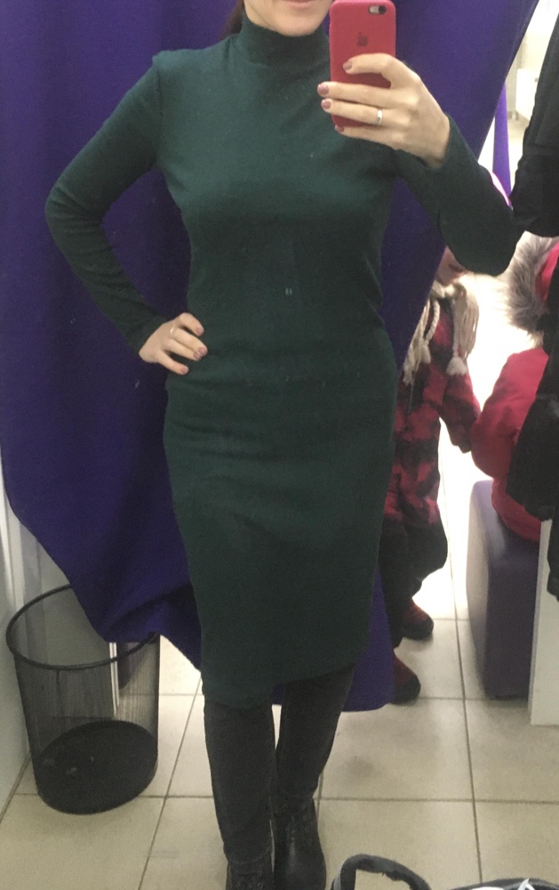 Отличное платье. Тёплое, хорошо сидит по фигуре. На рост 165 ниже колен. Ог 93, от 70. 