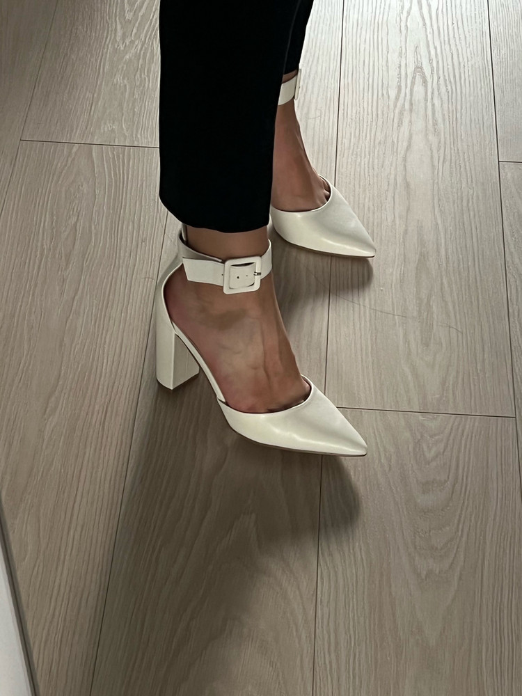 Туфли огонь. Очень удобные и комфортные. Проходила на них целый день никакой усталости в ногах не ощутила. Буду покупать ещё в другой расцветке. Однозначно советую. Размерный ряд соответствует 