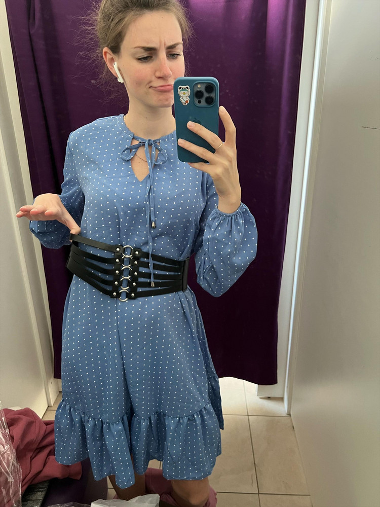 Ремень красивый, но на 40 размер очень большой ,сильно висит((((( возврат(