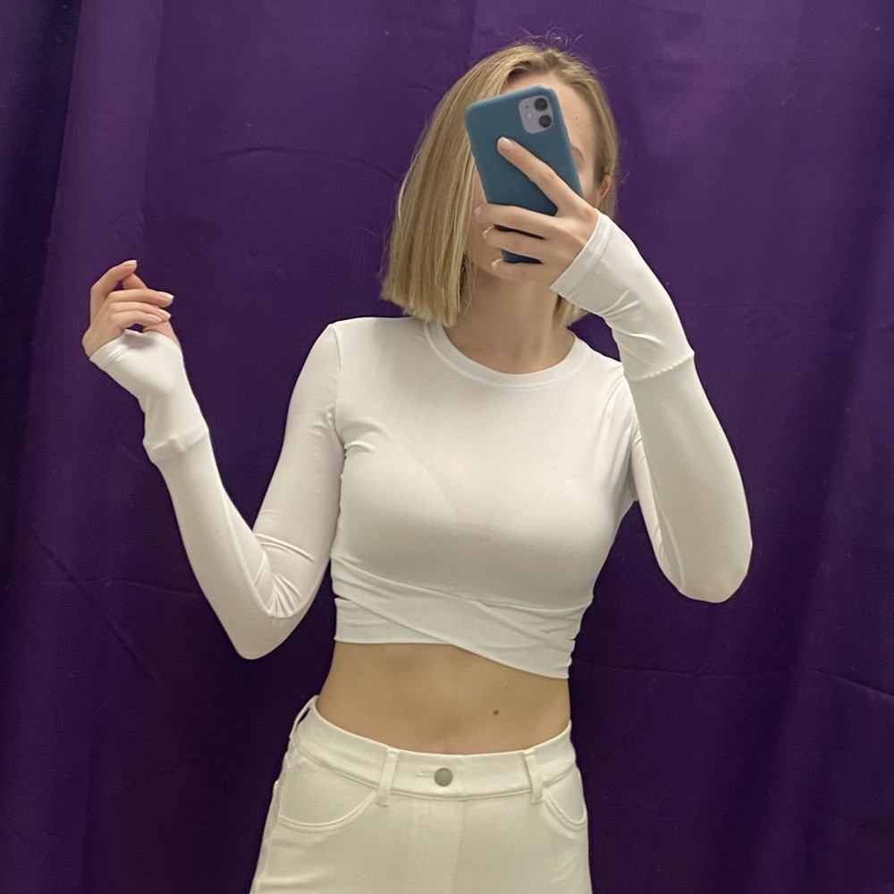 Сидит отлично, подчеркивает талию. Ткань на ощупь приятная. Немного просвечивает, но для моих целей не критично)