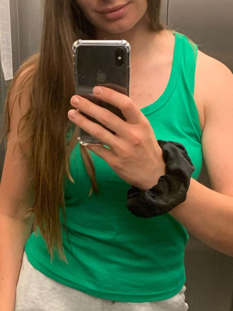 Обычная, тонкая Майка , цвет в тренде , купила, довольна 