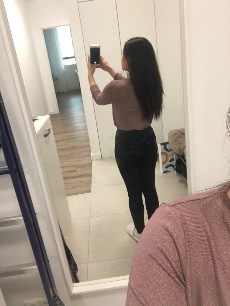 Мягкая приятная тонкая ткань. Люрекс не сильно выделяется. Цвет пыльной розы (понравился также бордовый цвет, но у меня уже слишком много бордовых вещей). Драпировка лежит красиво и очень нежно, подЧеркивая зону декольте. Сейчас подумываю насчёт того, чтобы отрезать низ боди и сделать обычной кофточкой - так тоже смотрится неплохо, плюс немного будет живот с лишним жирочком скрывать 😝