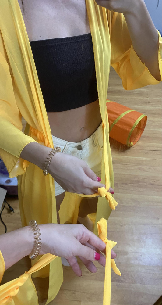 Взяла мамочке на подарок, но кажется придётся заказывать ещё и себе 😅 Сочный цвет, то что надо на пляж.🍋На мой рост 159 подошёл. Пояс собирается в резиночку, поэтому подойдёт на маленький размер и на большой. Швы ровные, доставка быстрая. Рекомендую к покупке!👍