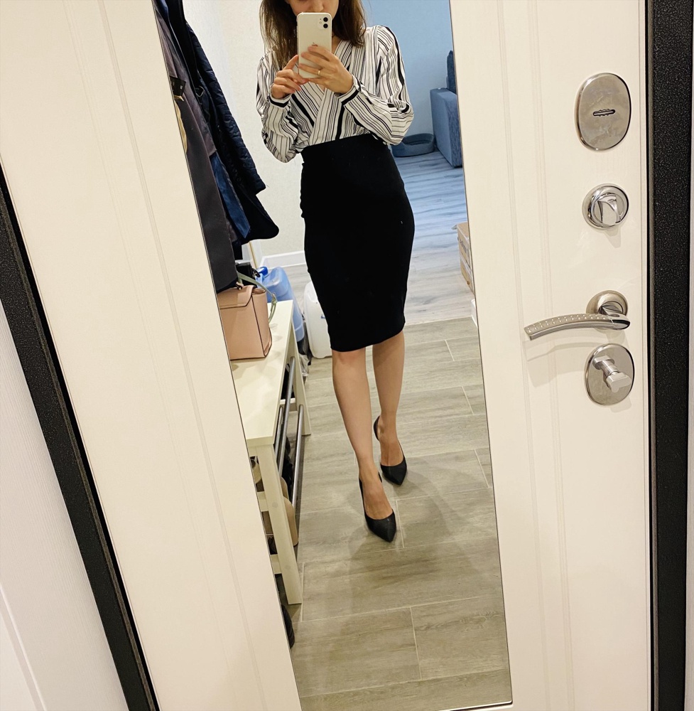 Юбка супер! Ткань плотная, но хорошо тянется, не жмёт, не давит. Для офиса с рубашкой идеально.