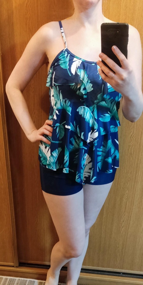 Очень классный. Чашечки можно убрать. Лямки регулируются. Трусики не жмут. На  46 (рост 172) взяла xl.  Мне кажется маломерит.