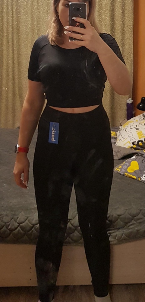 Офигенный)  комфортный.
Сначала заказала М,лосины прям отлично сидят,лиф немного жал,перезаказала на L, немного лосины свобрдны,зато топ сидит отлично!