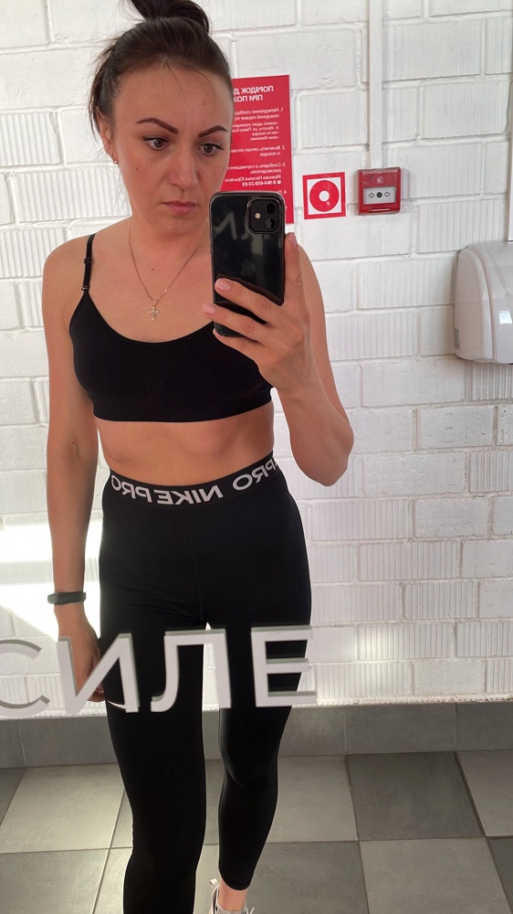 Взяла комплект, чтобы носить под спортивным бельём в зал!! Мне удобно нигде не жмет, грудь не большая всё поддерживает и во время тренировок ничего не отвлекает! Ткань тянется, полусинтетика видимо