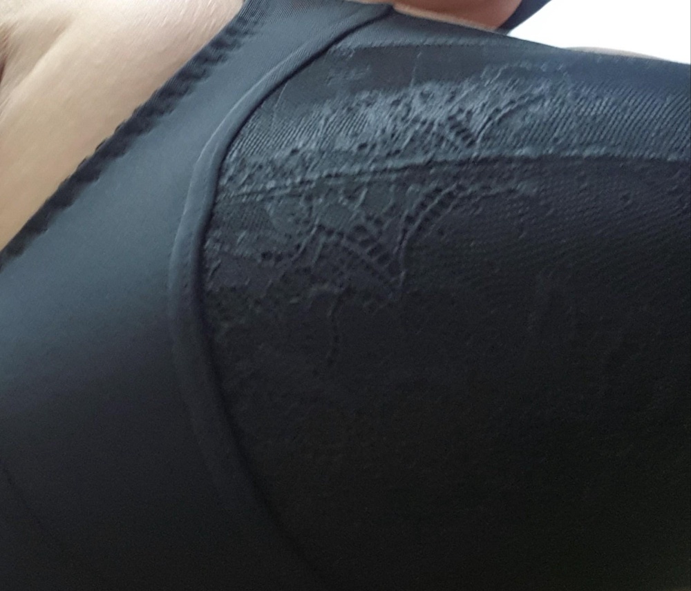 Брала по скидке за 1262₽ мне нравится- нигде не жмёт, ни давит- само то для нас пышек. Размер 105С. Да, грудь немного плющит, но не критично! Рекомендую однозначно!