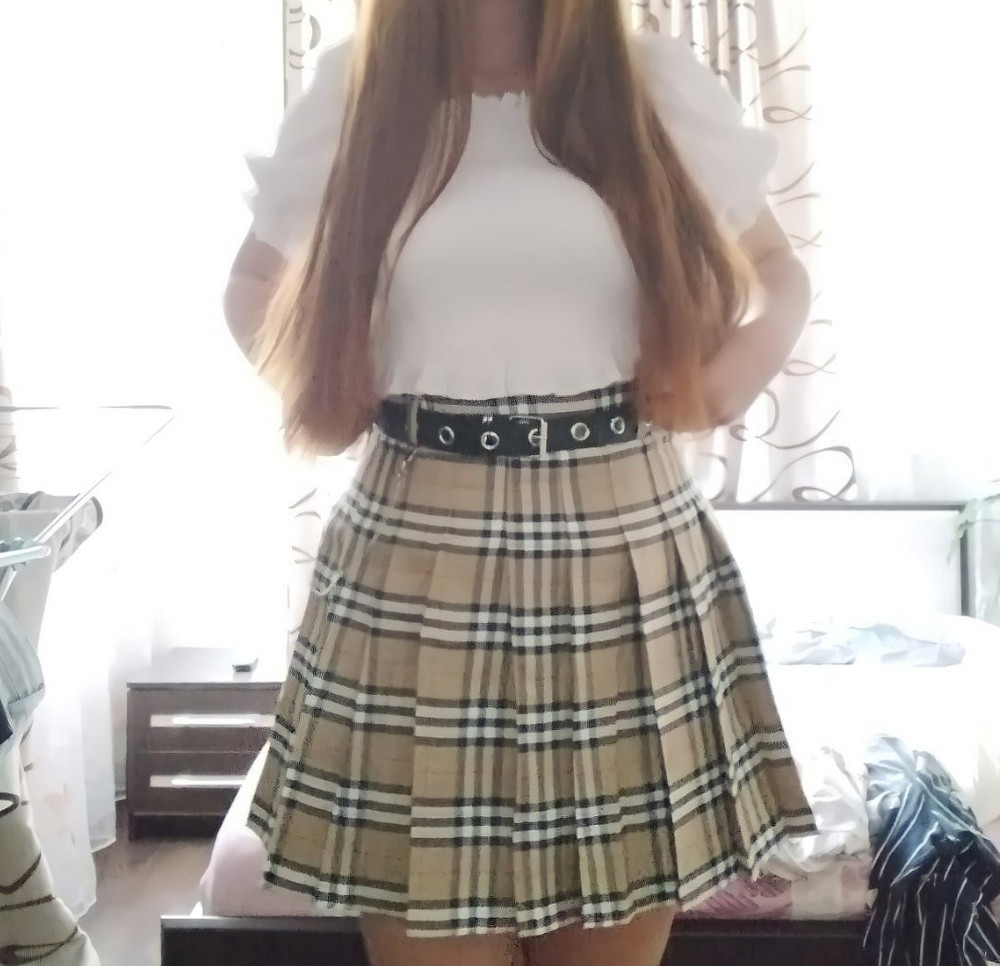 Хорошая юбка. Брала себе 46 размер. Мой размер, всё подошло. Выглядит красиво. Удобно. Ремешок целый, а вот цепочка которая пришла у неё немного был, сломан карабинчик, но всё починила. Пришло в так красивом пакетике, на мой взгляд. Всё аккуратненько. Ткань приятная к телу, плотная. Ни как обычные тенисные юбки, цвет заказывала телесно-коричневый в клеточку.
