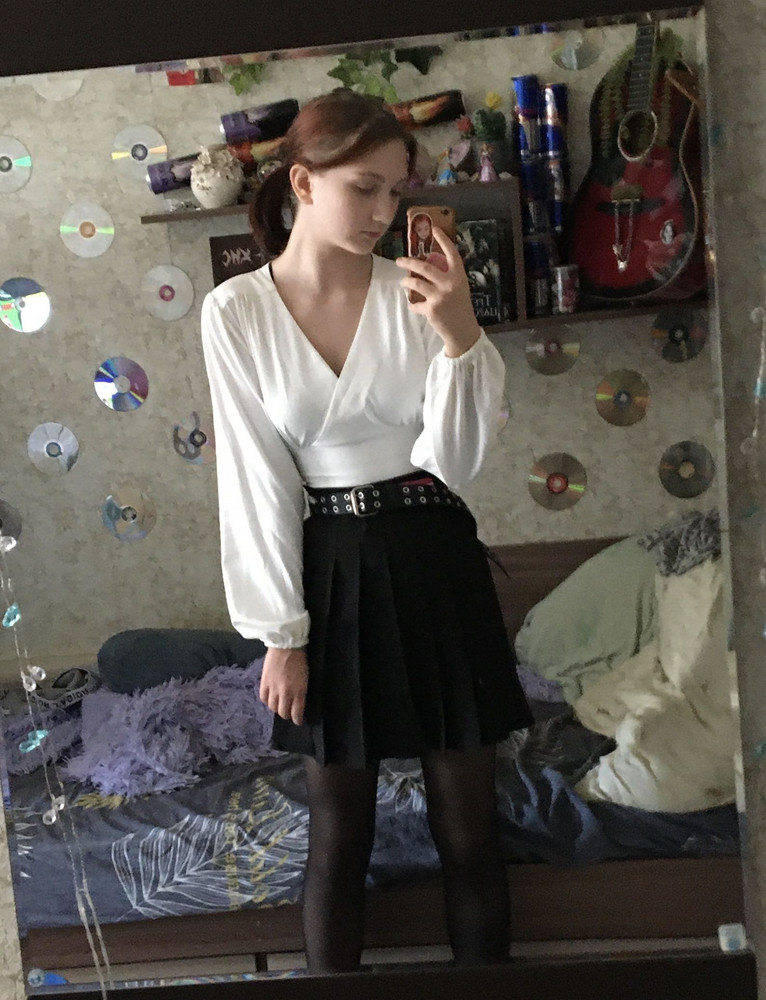 хорошая блузка, приятная ткань, очень комфортная, рукава просто бомбические, мне все нравится! заказала 44 на размер больше (42) все прекрасно подошло все приемлемо