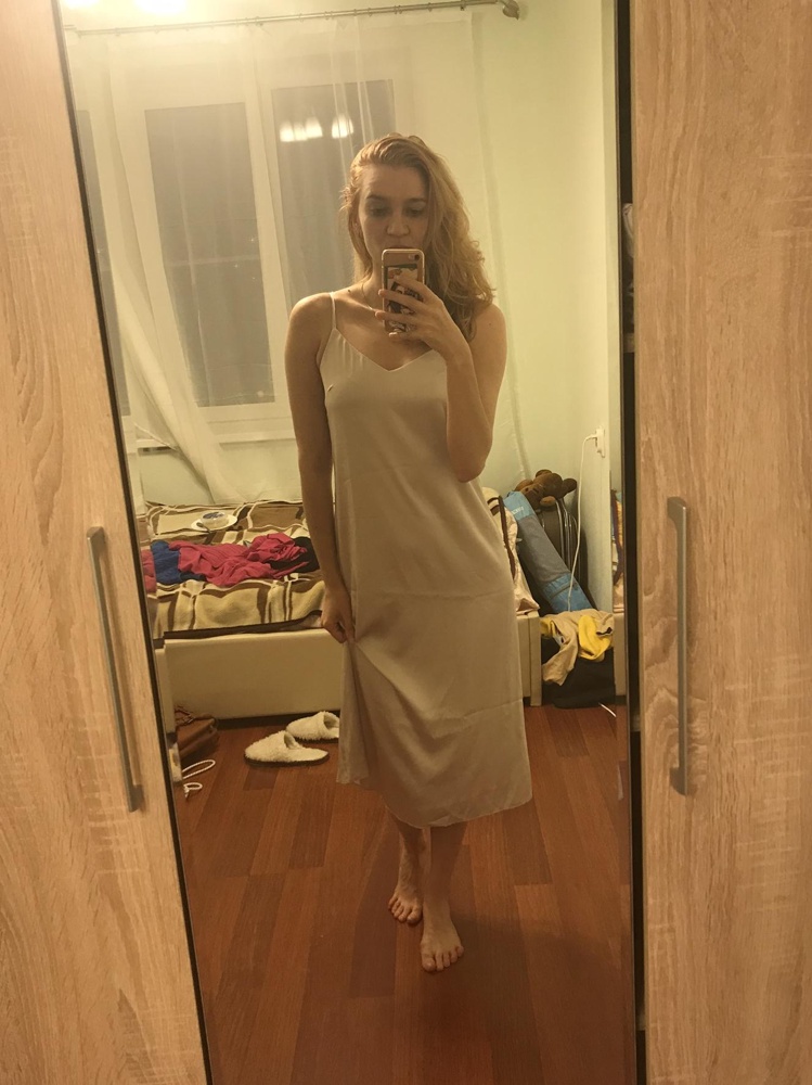 Отличное платье! Первый раз заказала кофейного цвета, но пришло с пятном и с оторванной лямкой. Перезаказала на светло-бежевое. И осталась в полном восторге. Приятное к тело, хорошо село по фигуре. Носила с клетчатым светлым пиджаком на торжество в феврале, теперь жду теплых летних вечеров, чтобы гулять по городу. Настолько понравилась модель, что хочу еще больше в гардеробе таких же. 