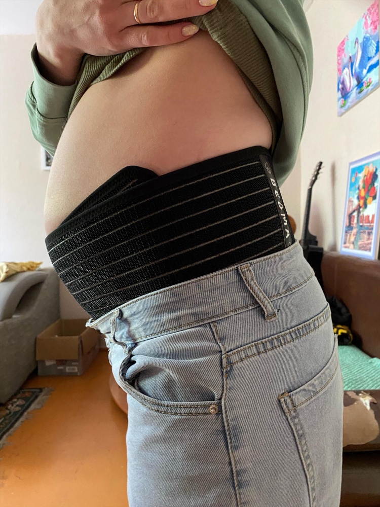 Бандаж очень удобный, ходить стало намного легче. Очень хорошо, что размер универсальный, не придётся брать дополнительно, когда срок и живот станет больше. Нигде ничего не трет, не жмёт, под одеждой не видно. Не сползает. Единственное, что немного шуршит, когда садишься, но это не критично. Советую к приобретению. 