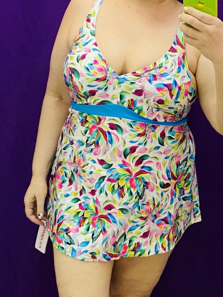 Так.) начнём разбор. Купальники яркие, красивые.  Но как по мне, так ужасно неудобные и абсолютно точно не рассчитаны на женщин, имеющих грудь больше 2 размера, даже если ты берёшь 56 на реальный 52, все равно верх лямок будет тянуть тебя пригибая к земле. Все наши формы, попы и животик обтягиваются внутренней тканью, которая под юбкой и оттого натягивается. Чувствуешь себя девочкой- переростком. То есть непродуман этот момент технологами абсолютно. Грудь вся приплюснута, некомфортно ужасно. От размера расстояние от низа до плеч не меняется почему- то. Это платьице- купальник будет отлично сидеть на стройных и худеньких и смотреться игриво. Мерила три расцветки и три размера. Ну как на корове седло.)В итоге взяла два других фирм, которые сели словно их на меня шили. Что говорит о качестве и заботе о покупателях в том числе. 