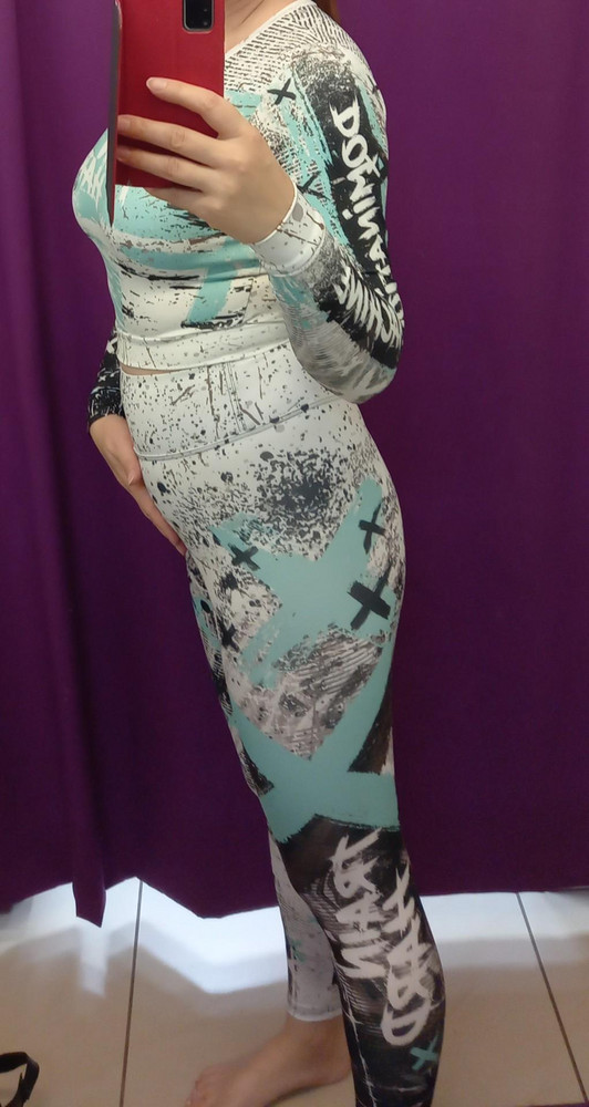 Тайтсы класс. Я хоть и не идеальна по фигуре но они смотрятся хорошо. 
И ткань приятная. Взяла с верхом ( заказывается отдельно)