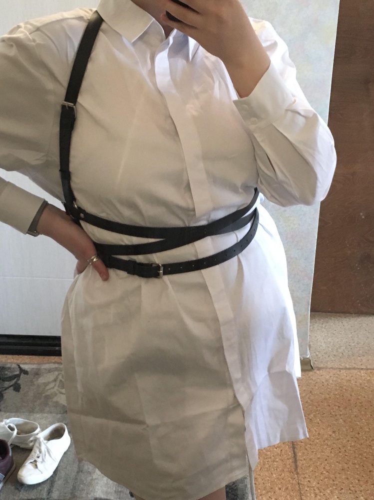 Все хорошо, только задняя сторона ремней на одежде оставляет черную крошку