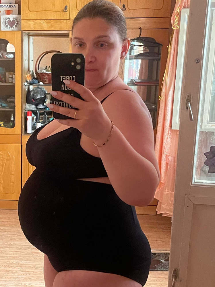 На объёмы об 116,ож 118 взяла размер 126, сел идеально даже запас для животика остался. Ткань мягкая,приятная. Плотный очень,наверно жарковато будет. После стирки не сел,не скатался. 