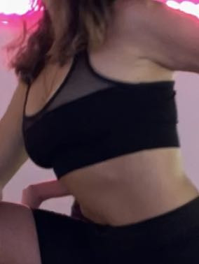 Удобный, симпатичный, легко стирается, на занятиях спортом самое то. Грудь у меня 2 размера