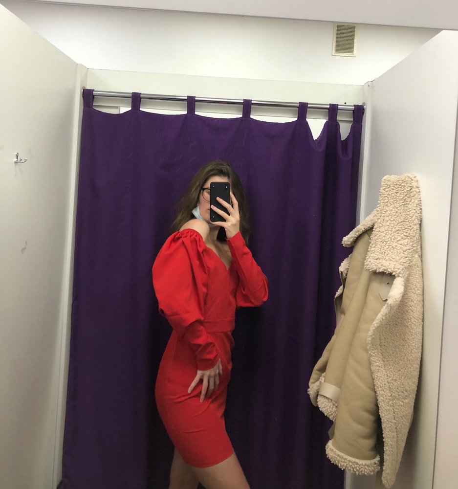 Вот вообще не поняла негативных отзывов, когда получила платье. Да, действительно немного маломерит, но помимо этого все хорошо. Ткань не очень толстая, но для такого платья это и не нужно. Ничего нигде не просвечивает, швы в порядке, нитки не сыпятся. Резинки на плечах держат отлично, а сидит вообще бомба, мне кажется, на любую фигуру. Не выкупила только потому что пока оно шло, уже нашла платье, о котором мечтала, и это уже не понадобилось. А так очень красивое, даже немного жалко было отдавать ❤️