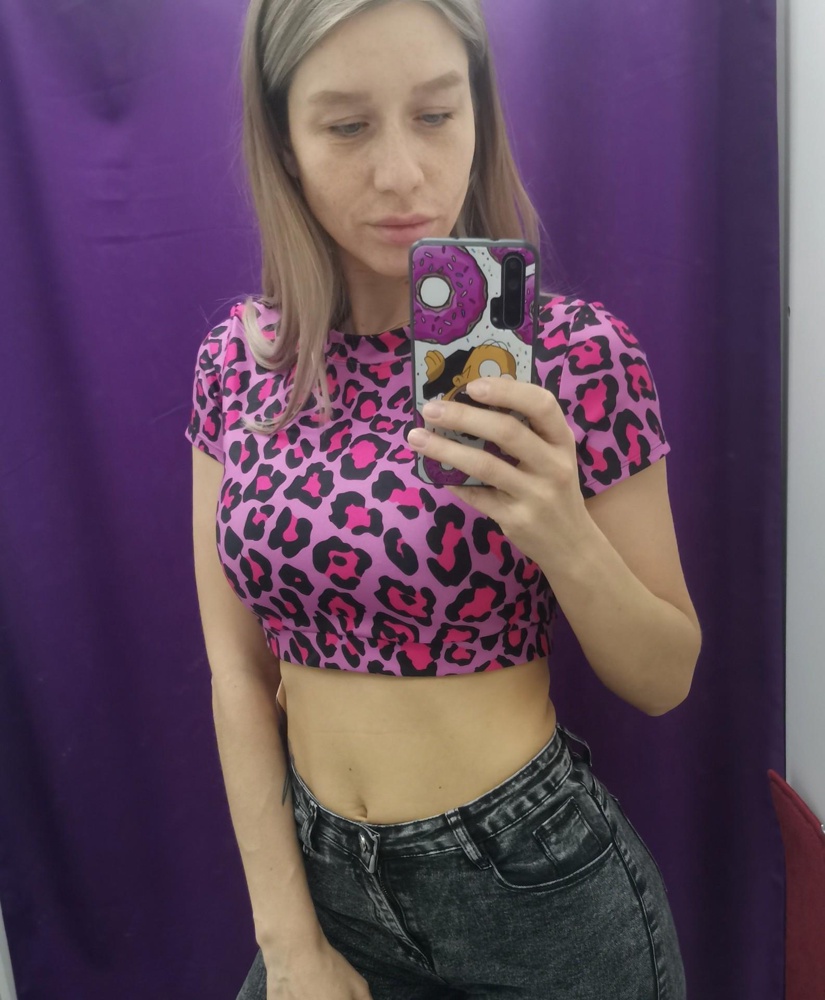 Отличный топ. Немного большеват под грудью, но это только из-за особенностей фигуры. Удобный, не задирается, тренироваться максимально комфортно. Была самой красивой в зале)