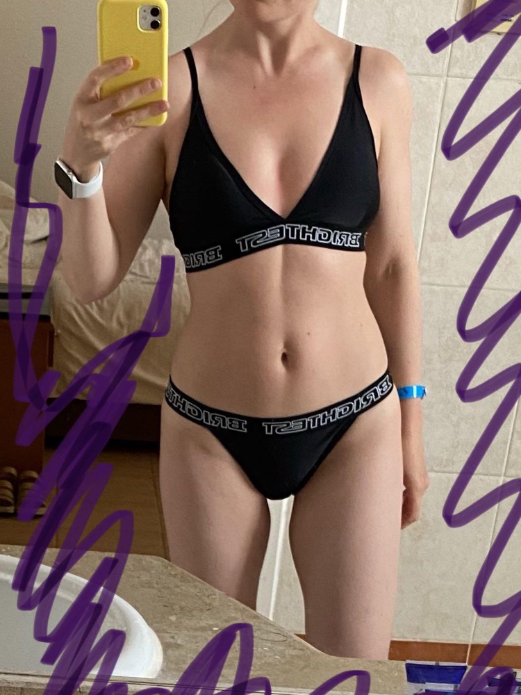 Купальник s на 88-65-90 подошёл. Размер м был великоват в груди и чуть свободен в бёдрах. Качество среднее, резинки в месте швов не очень надёжно сделаны, резинка может со временем расползаться. Про ощущениям удобный, никаких завязок на спине. И кстати, приходит с разными вкладышами, один пришёл с небольшими, второй с огромными, которые никак внутри не помещались и по форме лифа не подходили, поэтому и отзывы разные. Комплект двое плавок и один лиф.