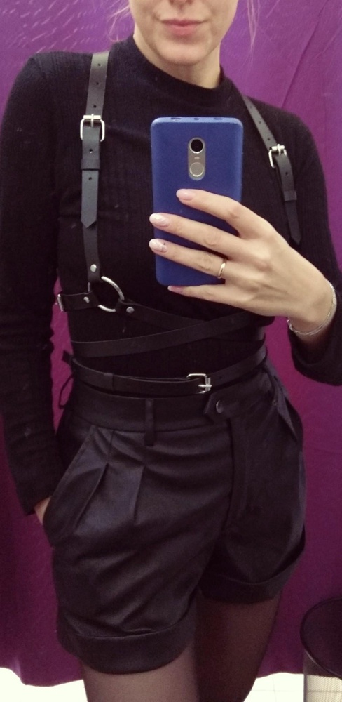 Выгуляла портупею сегодня в первый раз. Привлекла всеобщее внимание)). Пахнет кожей, но я балдею от этого запаха. Качество отличное. Применение широкое - с платьем, рубашкой, футболкой, водолазкой.