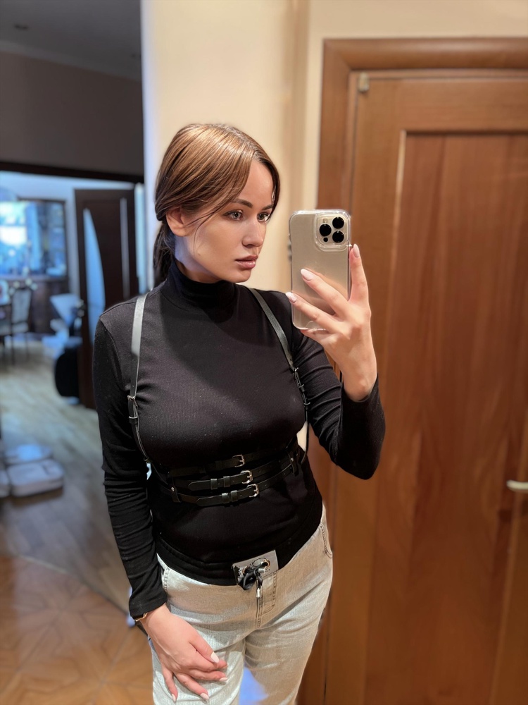 Классная портупея! То, что искала. Хотелось что-то красивое для акцента на одежду и в то же время не вульгарное)
Большинство портупей сейчас такие, что только дома перед мужем носить😁, а эта прям приличная!)
Кожа плотная, все ремешки ровные, клепки и крепления все хорошо сделаны, ничего нигде не шатается. Размер регулируется, как по объёму, так и по росту. Переживала что не подойдёт на мой рост 182🙈Села с запасом даже. По размеру максимум до 48 подойдёт. Я сейчас ещё с лишними 8кг после родов, похудею, портупею можно будет утянуть, запаса и дырочек достаточно, это радует. Под грудью идут три ремня, можно снимать: носить все три, два или один - получается несколько вариантов в одной портупеи😌👍🏼Пришла быстро, упакована в два пакета, качество🔥
Спасибо продавцу за качество и цену! Очень понравилась! Однозначно рекомендую к покупке)