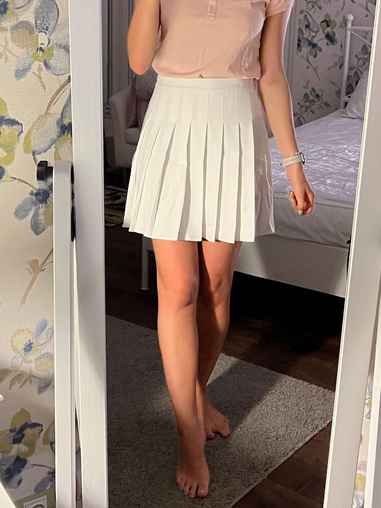 Юбка шикарная - отличное качество, хорошо подчёркивает талию. Взяла на размер 44, т.к. 42 очень утягивает талию, учитывайте при заказе