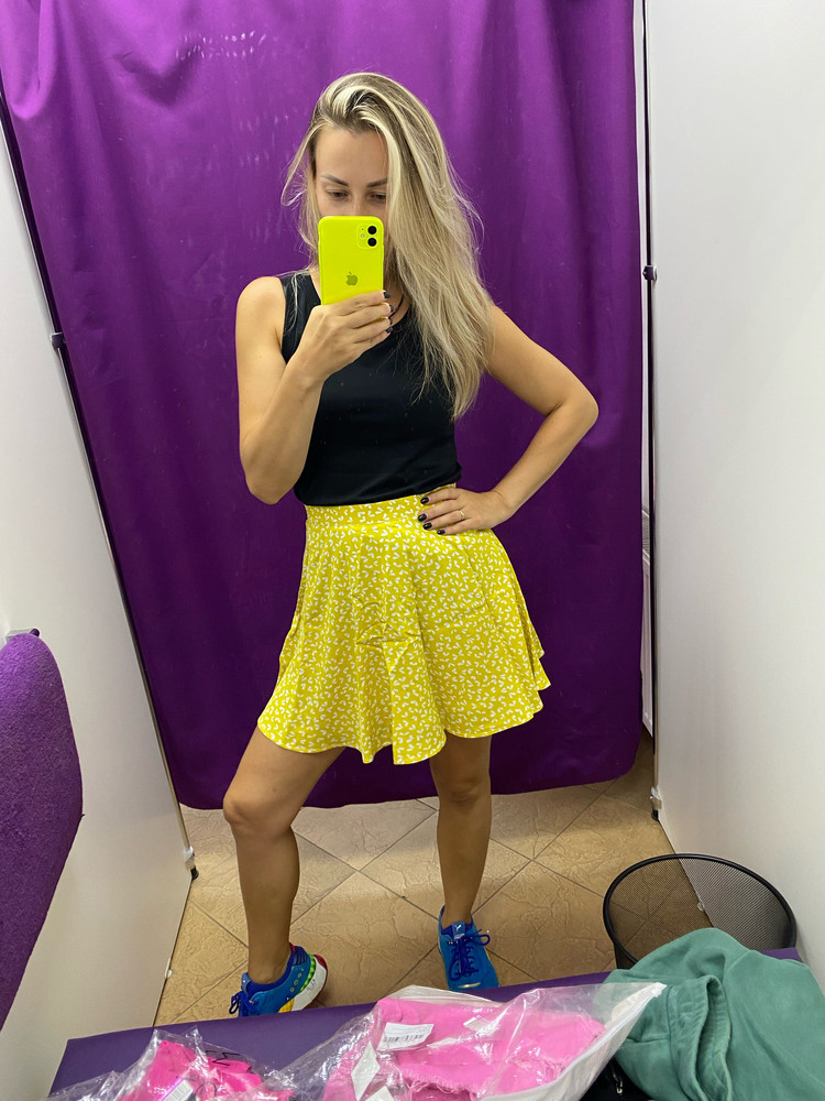 неплохая юбочка , на талию 65 думала не войду , но она ещё неплотно прилегает у талии . на лето супер , лёгкая , не магнитится , за 1100 норм 