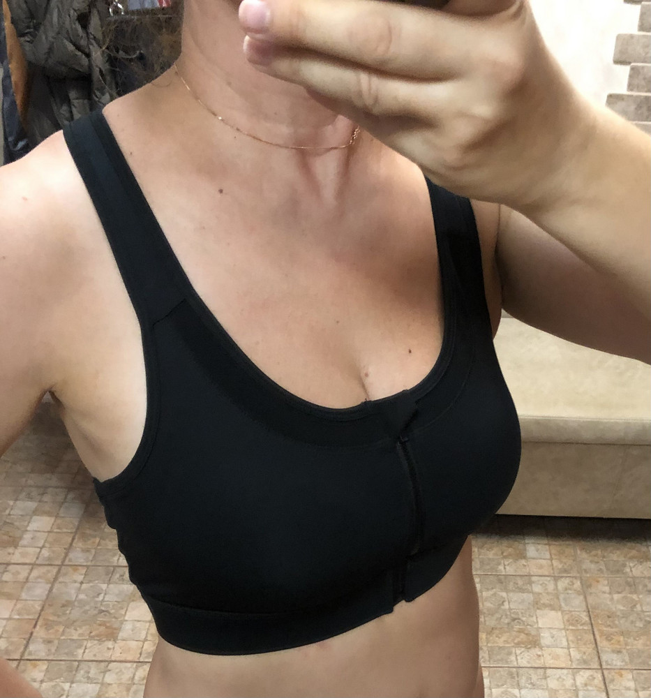 Очень понравился топ. Выше средней плотность, хорошо держит большую грудь (f). Нигде не жмёт, не давит