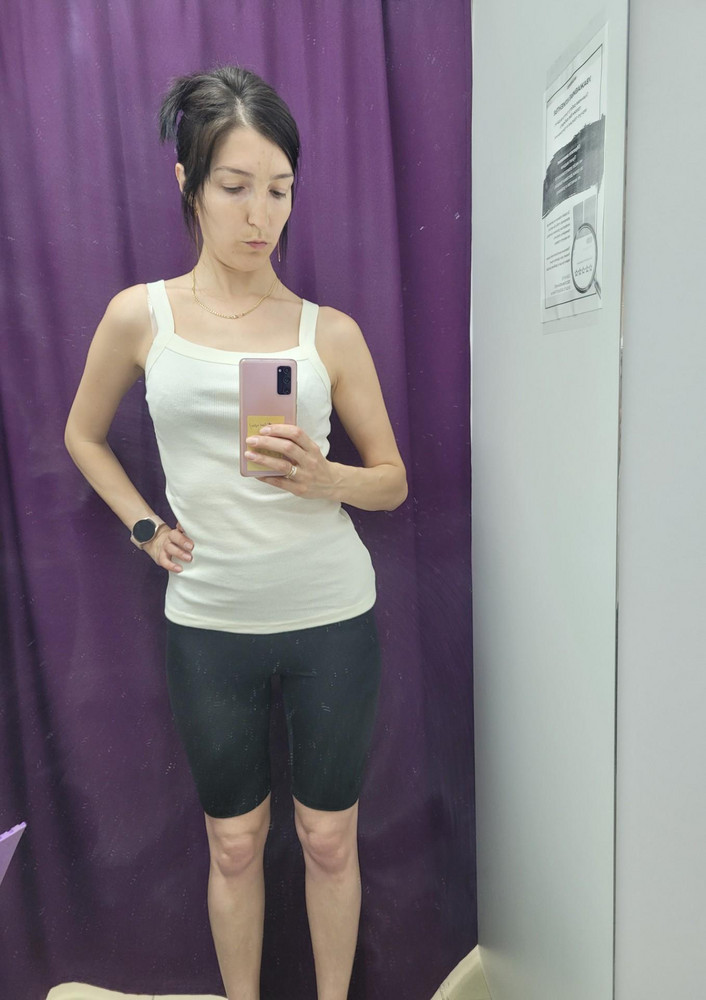 Цвет молочный.
Размер 46-48 не сильно в обтяжку, подмышки не давит, как я и хотела.
У молочного цвета трикотаж тоньше, чем у майки цвета кофе с молоком.
На лето-самый раз.
Спасибо WB и производителю!