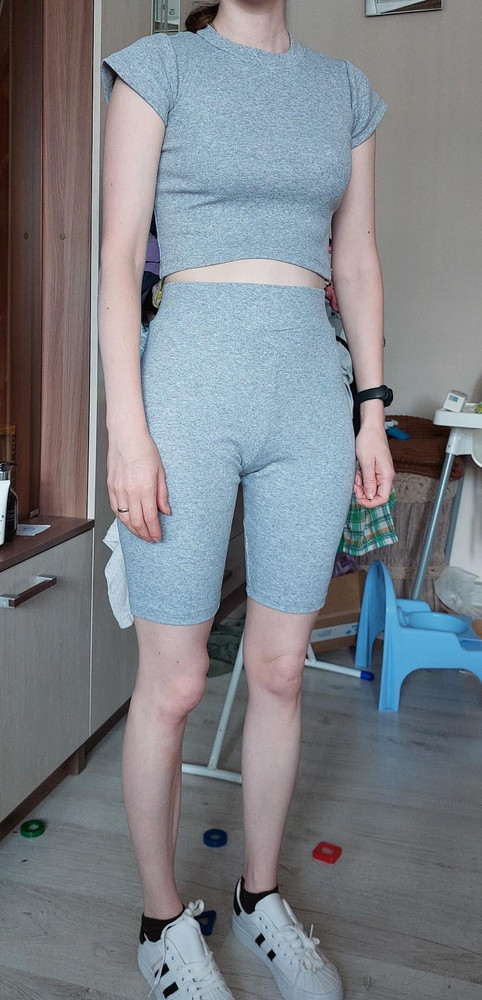 2 раза брала размер S и М. Велосипедки сидят хорошо, а вот футболка в обоих размерах давит в подмышках. К сожалению, костюмы вернула. Но качество у них очень хорошее!