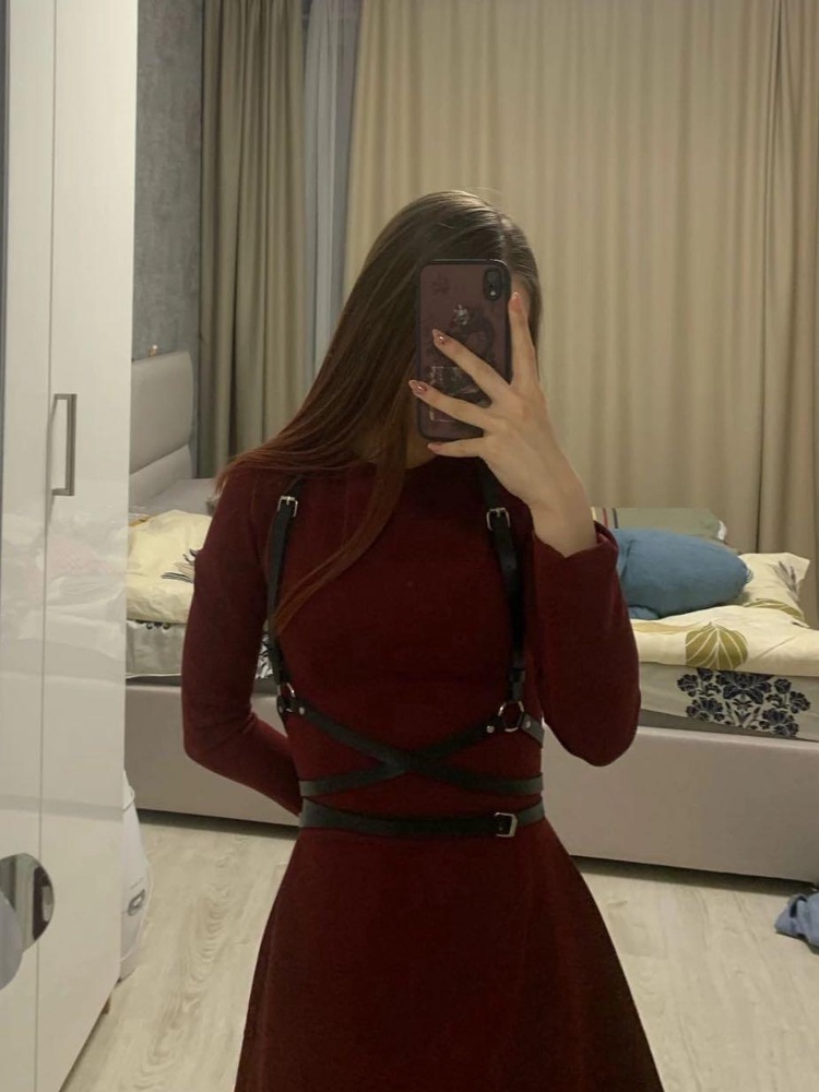 Очень миленькая вещица, необычный аксессуар в гардеробе :) по качеству все отлично, запах был, но пропал. Мне не хватило дырочки на ремне, получается, что на талию 60см он великоват, но дырочку легко сделать. И ремешок очень длинный получается. В целом, довольна. 