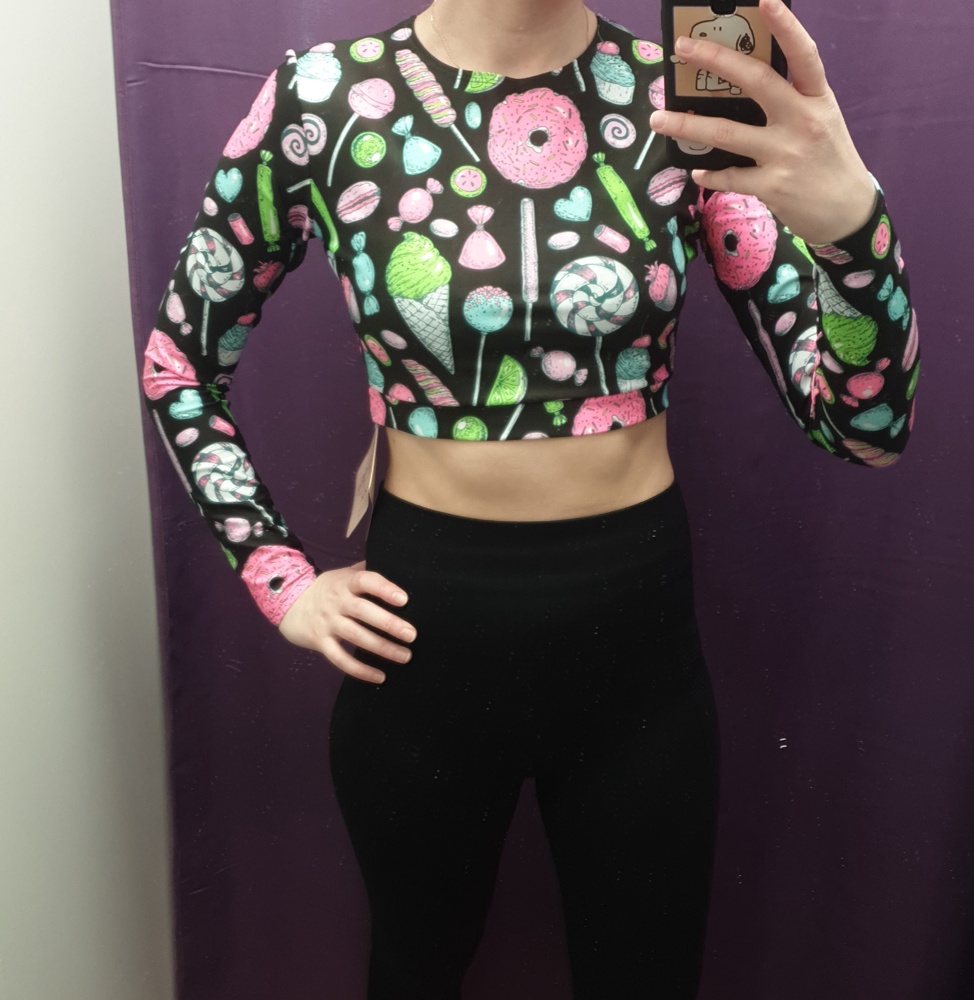 На рост 168, ОГ 86, ОТ 75 рашгард размера М большой. Рисунок слишком яркий и сочный, неожидала, мне не к лицу