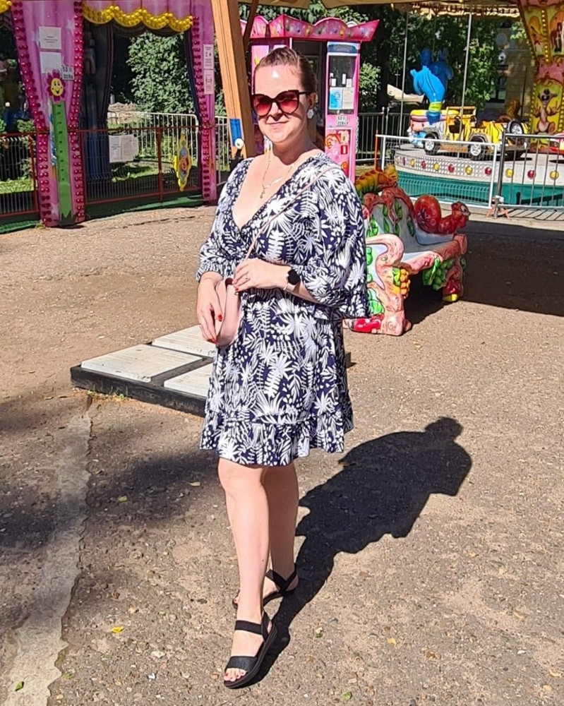 Очень понравилось. Легкое, удобное. Декольте и правда глубокое, подколола булавочкой.